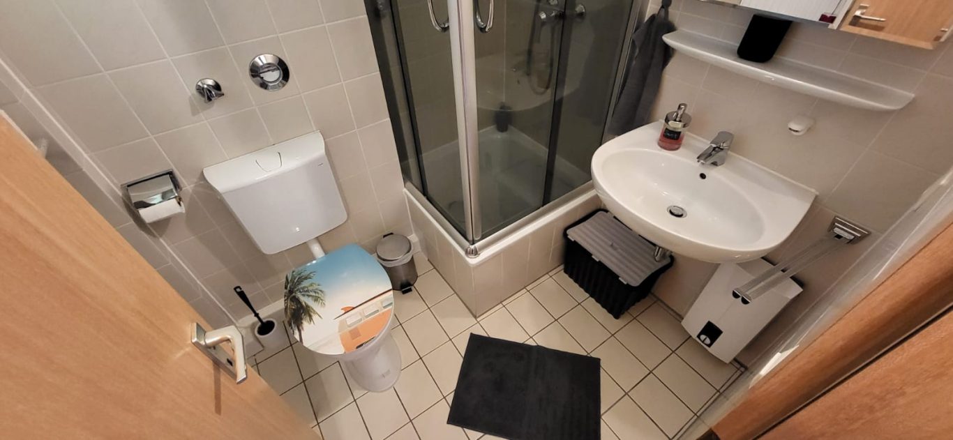 Kleines Badezimmer mit Dusche, WC, Waschbecken und Handtuchhalter. Kleines Badezimmer mit Dusche, WC, Waschbecken und Handtuchhalter.