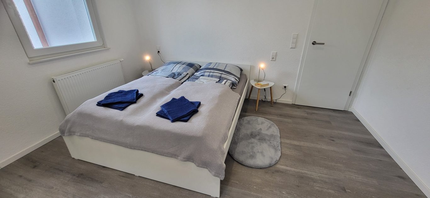 Helles Schlafzimmer mit zwei Einzelbetten, Nachtisch und Teppich. Helles Schlafzimmer mit zwei Einzelbetten, Nachtisch und Teppich.